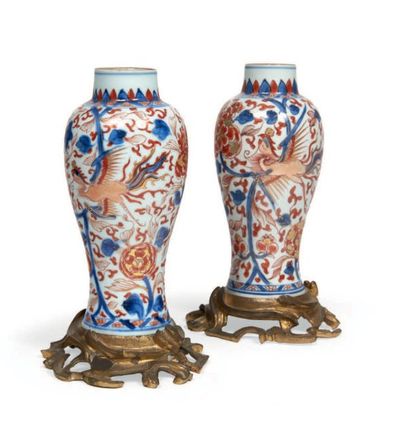 PAIRE DE PETITES POTICHES en porcelaine décorée...
