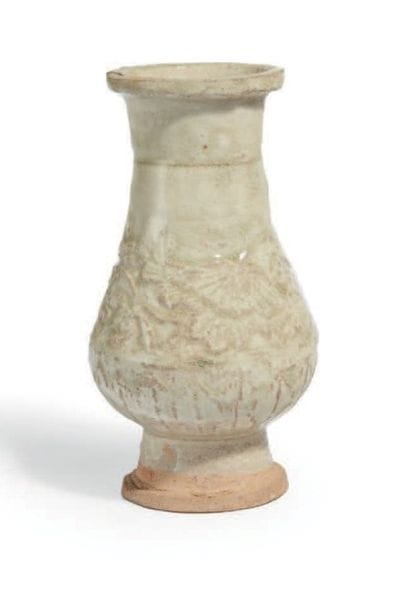 VASE à panse basse sur piédouche en grès...