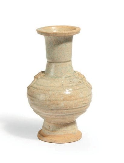 PETIT VASE balustre en porcelaine émaillée...