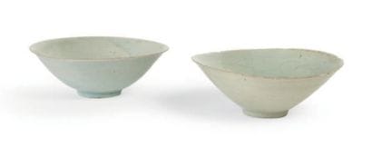 DEUX BOLS en porcelaine émaillée céladon...