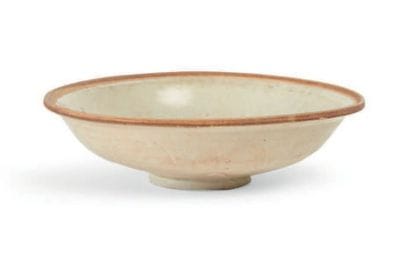 COUPE en grès émaillé beige craquelé à décor...