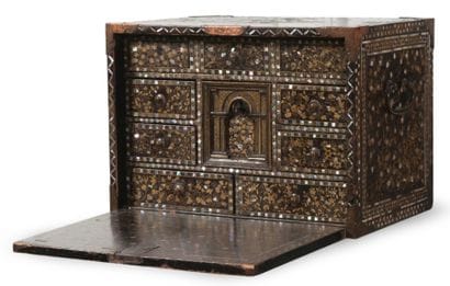 CABINET NAMBAN.
Petit cabinet en bois laqué...