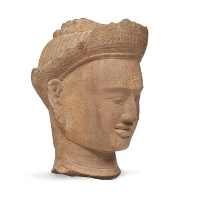 TÊTE DE BOUDDHA en grès gris, les yeux mi-clos,...