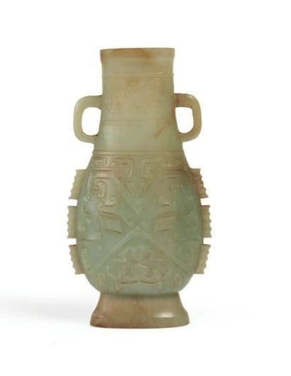 VASE en néphrite céladon sur piédouche à...