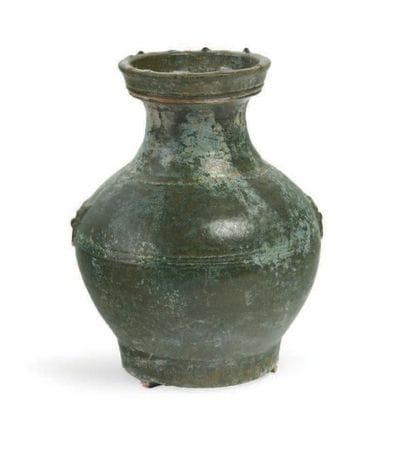 VASE de forme «Hu» en terre cuite émaillée...