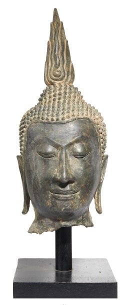 IMPORTANTE TÊTE DE BOUDDHA en bronze à patine...