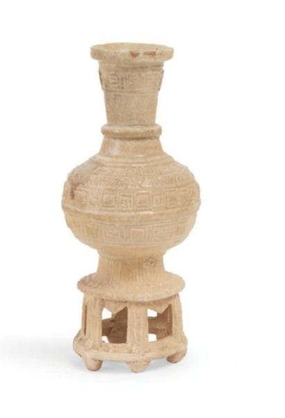 VASE balustre à col long ouvert sur socle...