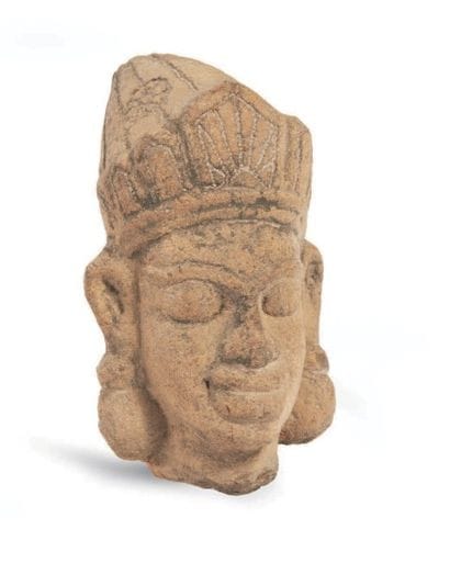 TÊTE DE BOUDDHA en grès beige, la tête ornée...
