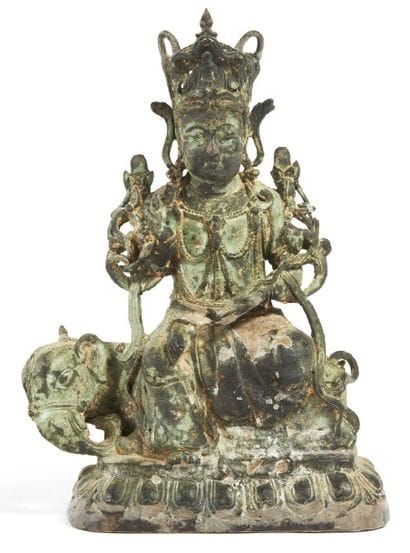 STATUETTE de Guanyin en bronze à patine brune,...