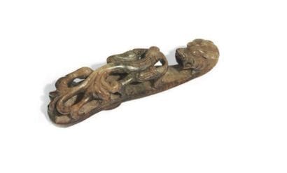FIBULE en néphrite grise rouille foncée sculptée...