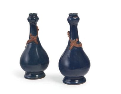 PAIRE DE VASES «Suantouping» en porcelaine...