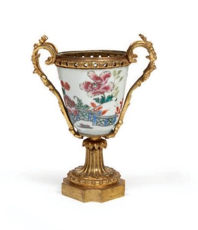 CHINE

GOBELET en porcelaine à décor polychrome...