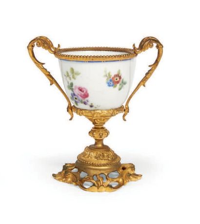 SÈVRES

CORPS DE POT À SUCRE en porcelaine...