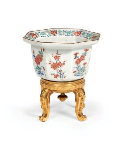 JAPON.

COUPE octogonale à décor polychrome...