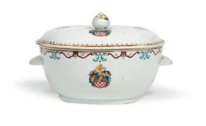 CHINE.

TERRINE ovale couverte à décor polychrome...