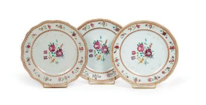 CHINE.

SUITE DE TROIS ASSIETTES en porcelaine...