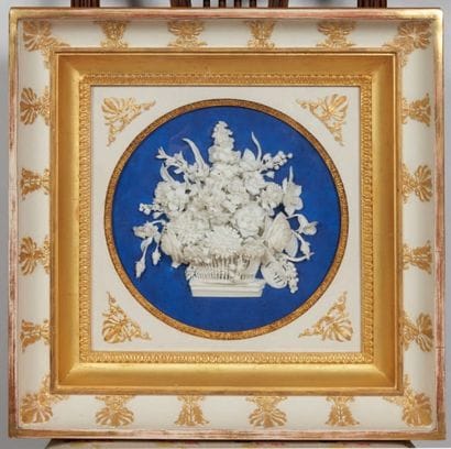 Paris.

DEUX BAS-RELIEFS en biscuit représentant...