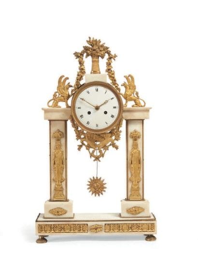 PENDULE de forme portique en marbre blanc...