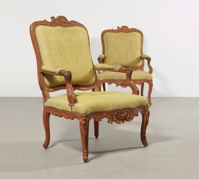 PAIRE DE FAUTEUILS à dossier plat en bois...