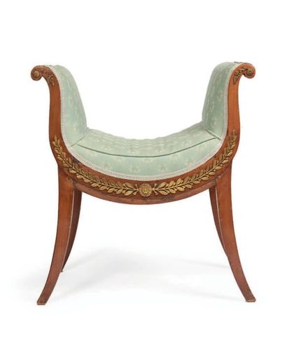 PAIRE DE SIÈGES de forme curule en acajou...