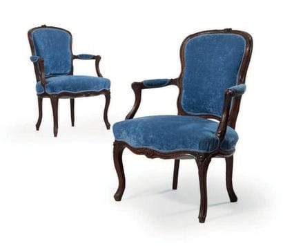DEUX FAUTEUILS pouvant former pendants à...