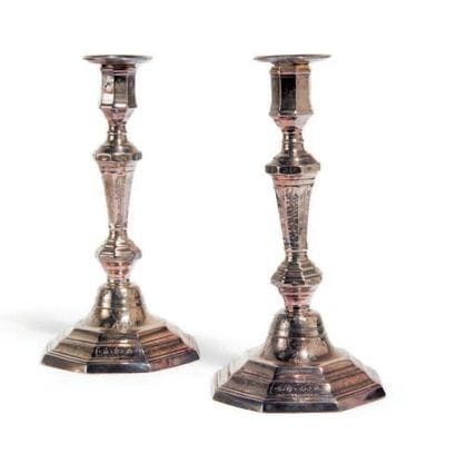 PAIRE DE BOUGEOIRS en bronze argenté, le...