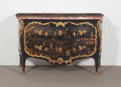 COMMODE de forme galbée à décor laqué dans...