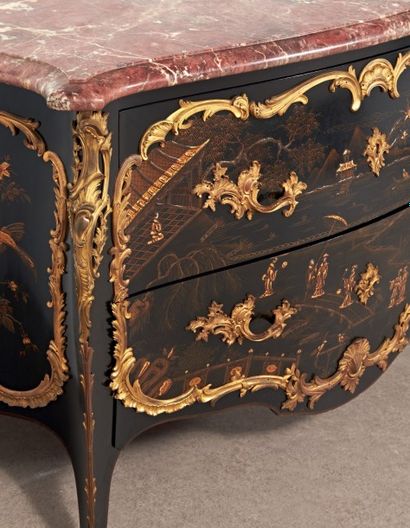 COMMODE de forme galbée à décor laqué dans...