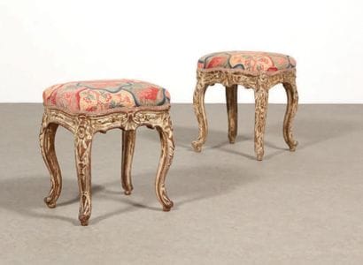 DEUX TABOURETS formant pendants en bois partiellement...