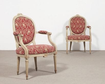 PAIRE DE FAUTEUILS à dossier médaillon, en...