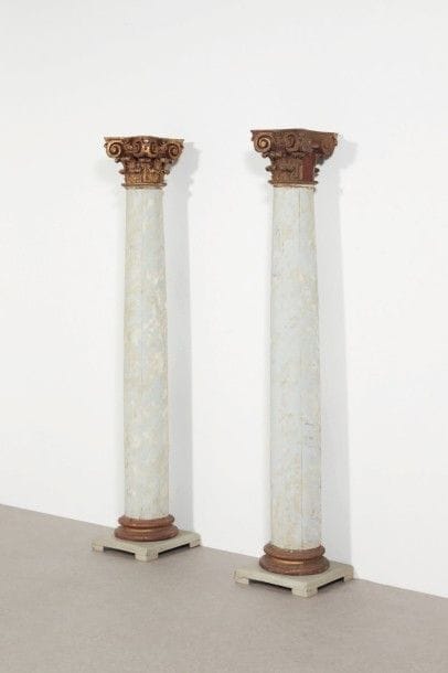 PAIRE DE DEMI-COLONNES fuselées, en bois...