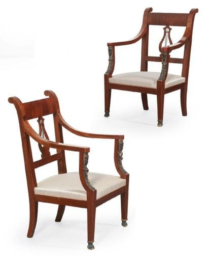 PAIRE DE FAUTEUILS à dossier renversé bandeau...
