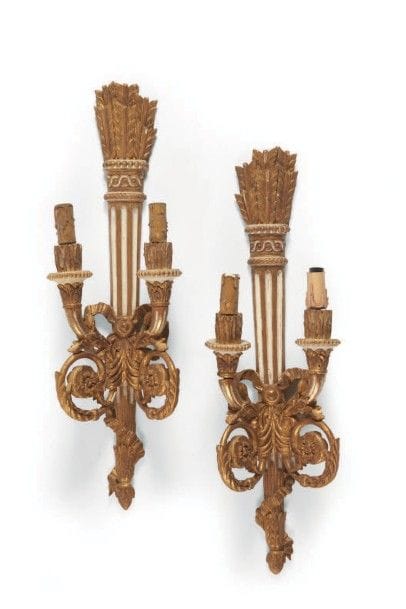 PAIRE D'APPLIQUES en bois relaqué crème rechampi...