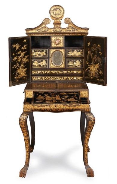 CABINET formant bonheur du jour en laque...