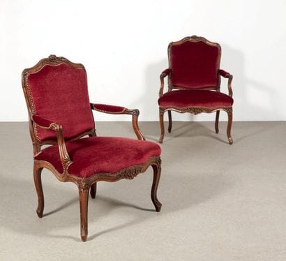 PAIRE DE FAUTEUILS à dossier plat sinueux...