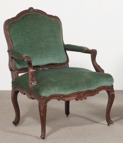 LARGE FAUTEUIL en bois naturel mouluré et...