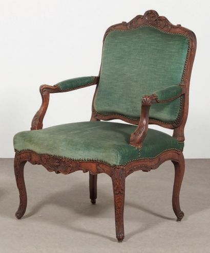 FAUTEUIL à dossier plat mouvementé en bois...