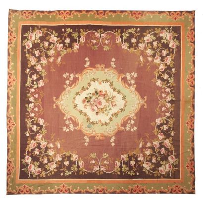 AUBUSSON

TAPIS à fond lie de vin et décor...