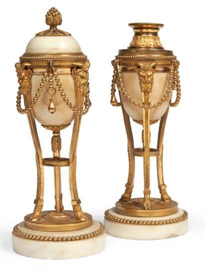 PAIRE DE CASSOLETTES formant bougeoirs de...
