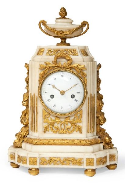 PENDULE de forme borne en marbre blanc et...