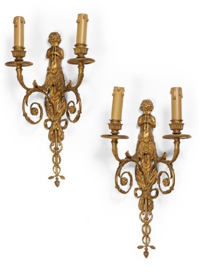 PAIRE D'APPLIQUES en bronze doré, à deux...