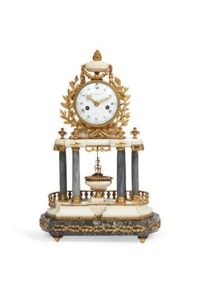 PENDULE de forme portique en marbre blanc,...