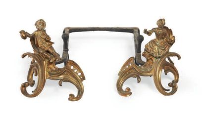 PAIRE DE CHENETS en bronze ciselé et partiellement...