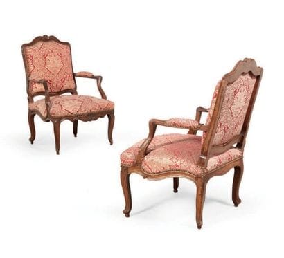 PAIRE DE FAUTEUILS à dossier plat mouvementé...