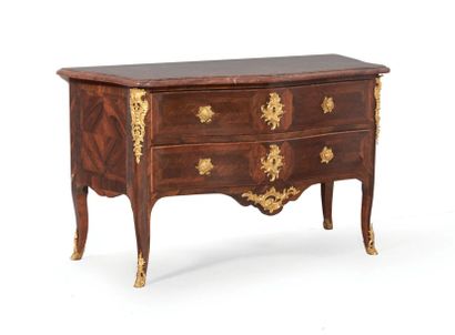 COMMODE de forme galbée, en placage de palissandre...