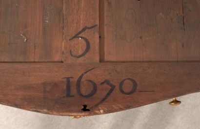 COMMODE de forme galbée, en placage de palissandre...