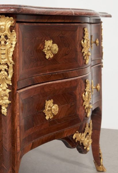 COMMODE de forme galbée, en placage de palissandre...