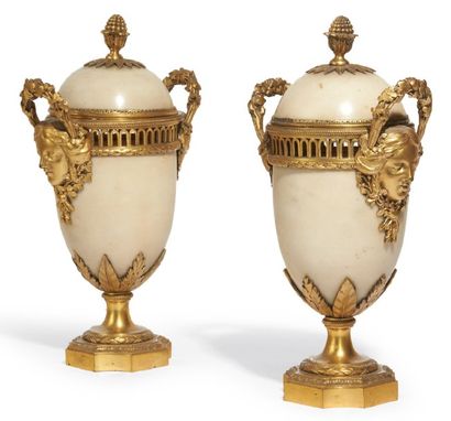 PAIRE DE VASES COUVERTS de forme ovoïde en...