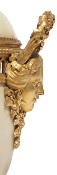 PAIRE DE VASES COUVERTS de forme ovoïde en...