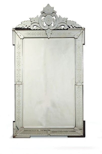 MIROIR à fronton de forme rectangulaire à...